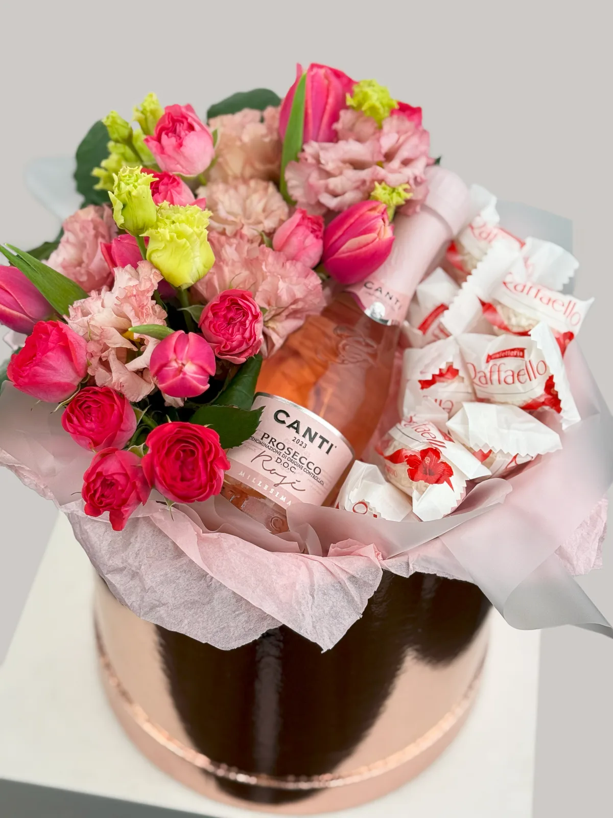 Rosé toast hat box (roses, tulips, prosecco & Raffaello)