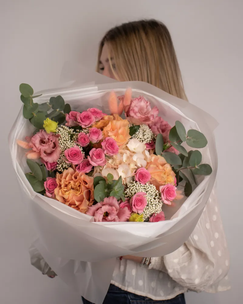 Lush pink roses, peach carnations and eucalyptus in white wrap — Floritta
