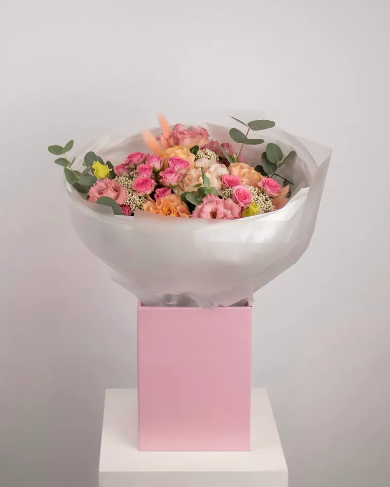 Mixed rose and carnation bouquet with eucalyptus in white wrap — Floritta