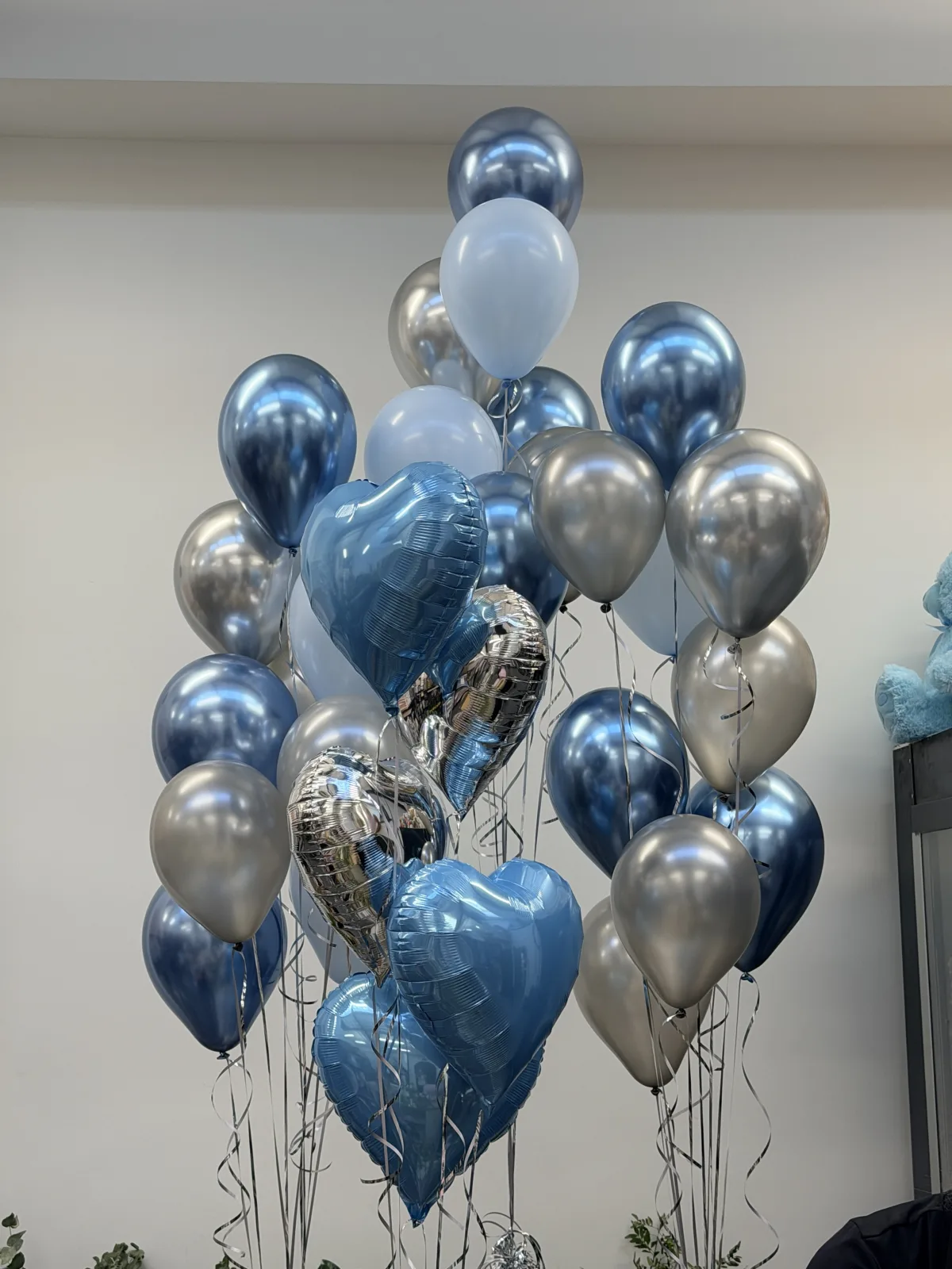 Steel blue & chrome balloon cloud (30 balloons helium inflated)