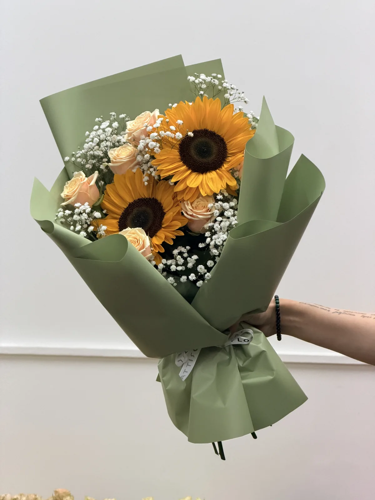 Sunny sage bouquet (sunflowers, peach roses, gypsophila)