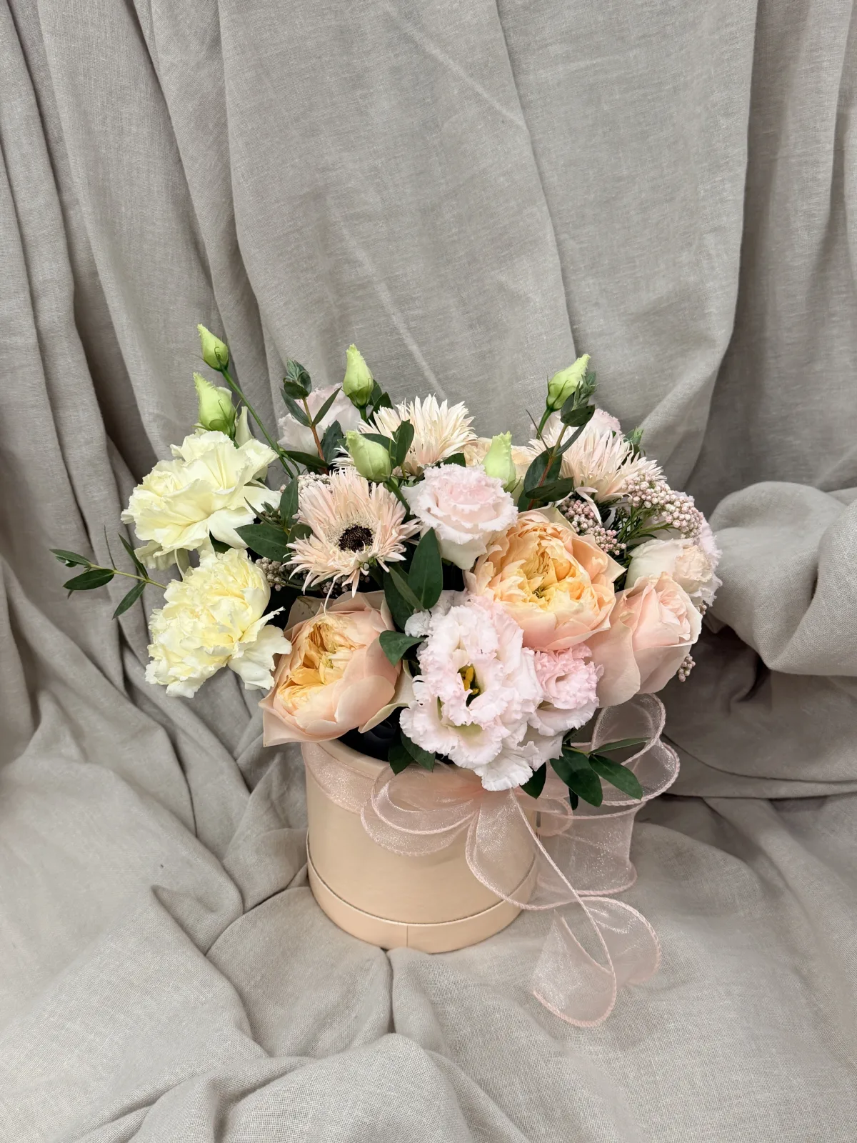Apricot cream hatbox (roses, lisianthus, gerbera)