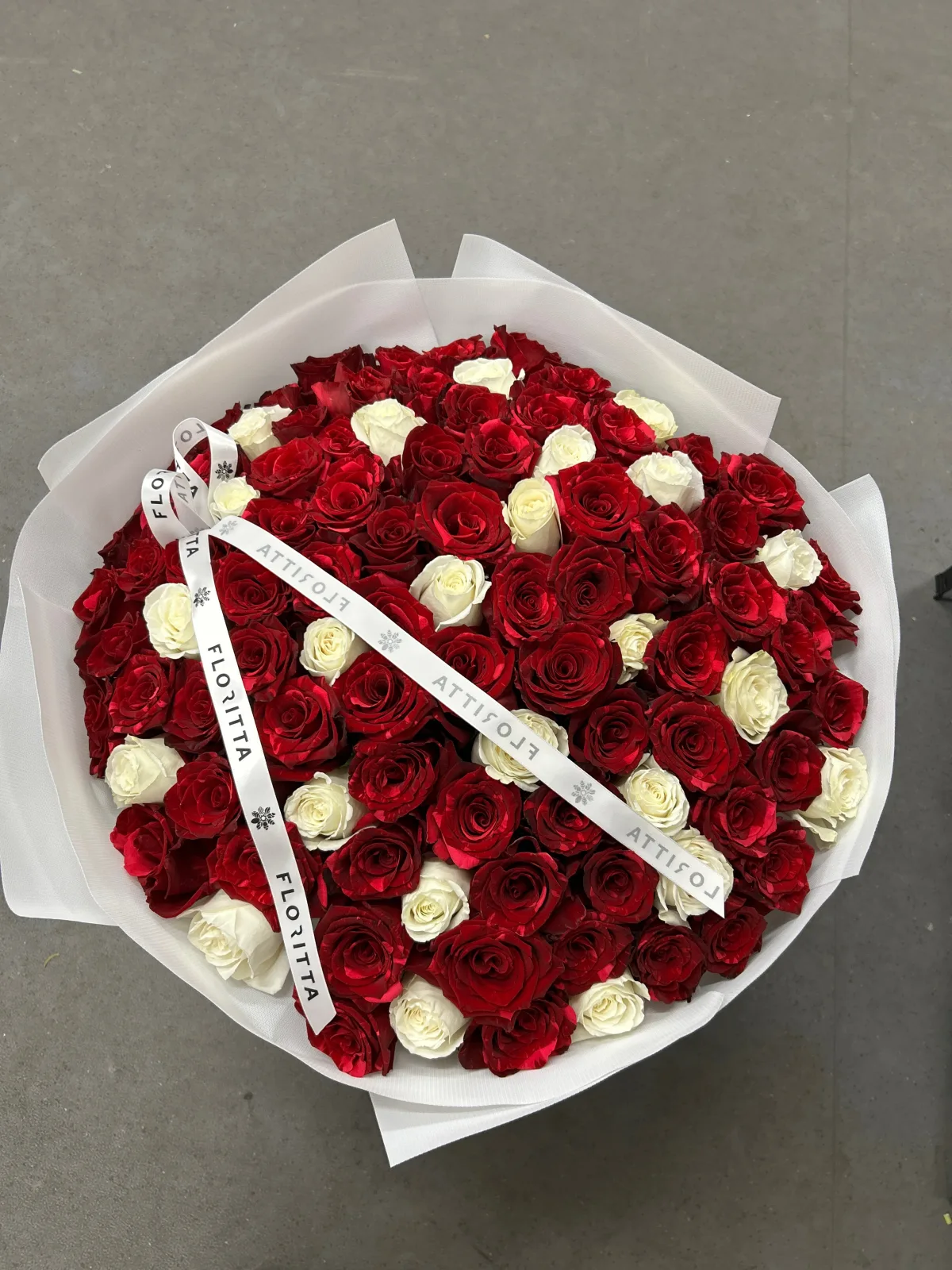 Crimson & pearl roses (120 red & white roses)