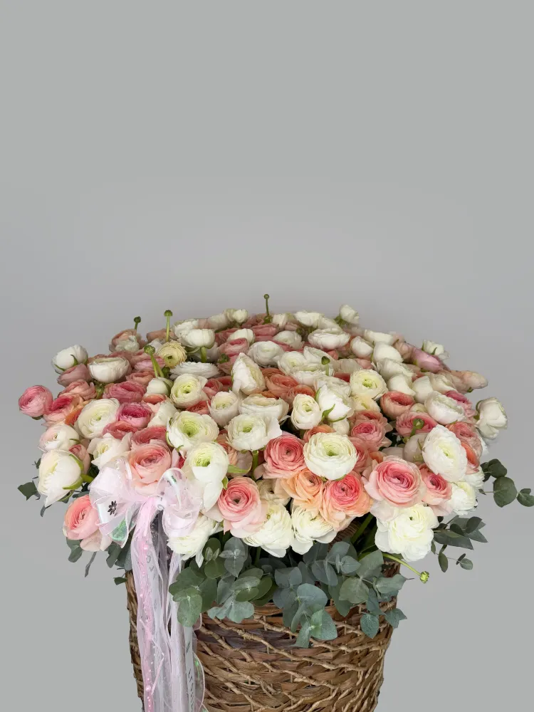 Lush ranunculus, roses and lisianthus in natural woven basket — Floritta