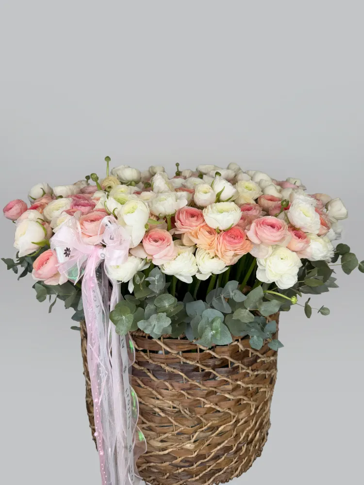 Full cream and pink ranunculus rose arrangement in straw basket — Floritta