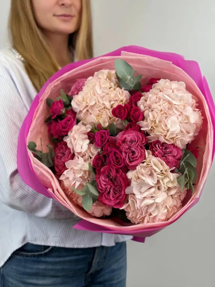 Full blush and burgundy hydrangea bouquet with roses in magenta wrap — Floritta