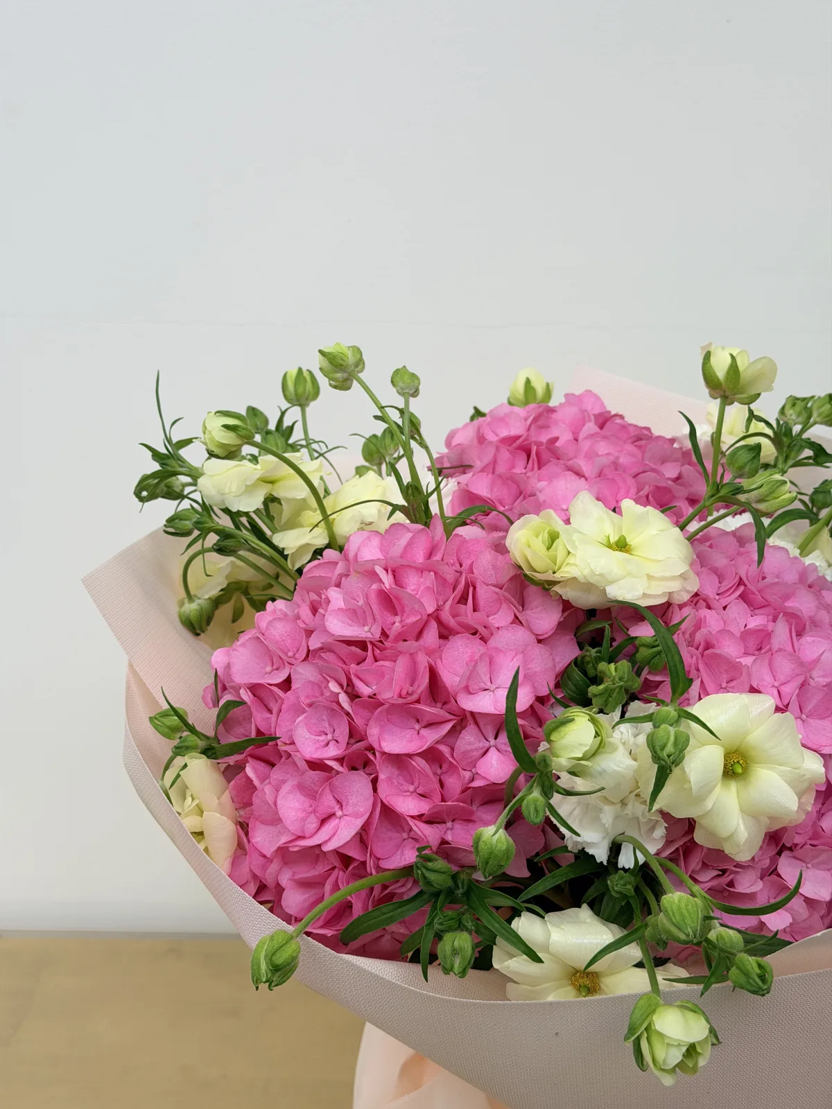 Rosy morning bouquet (hydrangeas, lisianthus & carnations)