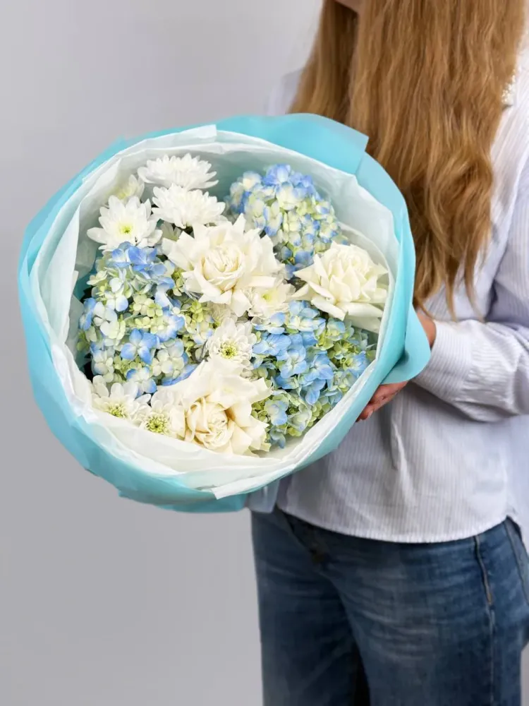 Cream roses, blue hydrangeas and white gerberas in turquoise wrap — Floritta