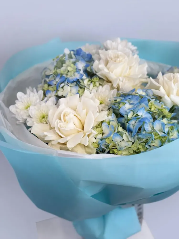 Blue serenity (hydrangeas, roses and chresanthemums)