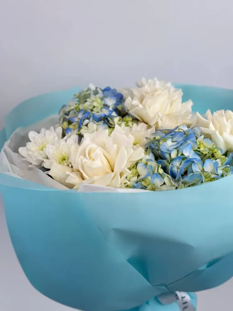 Luxurious bouquet of white roses, blue hydrangeas and gerbera daisies — Floritta
