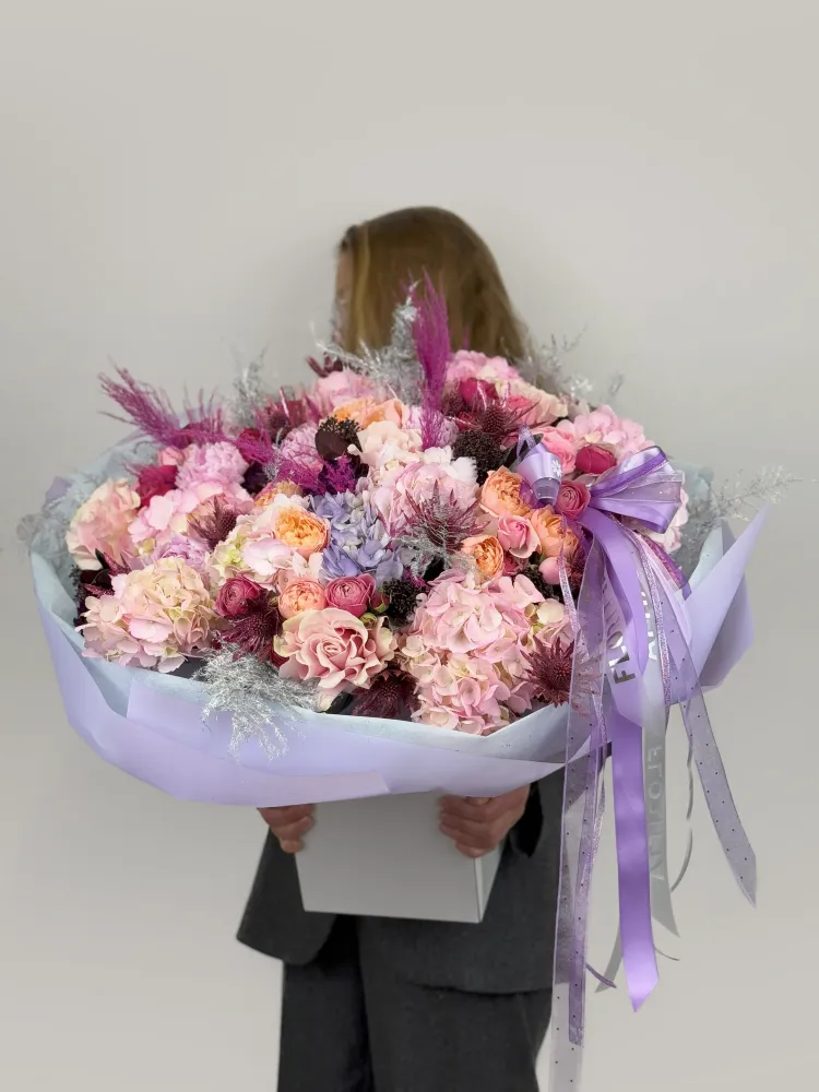 Luxurious mixed bouquet of roses, dahlias and celosia in lavender wrap — Floritta