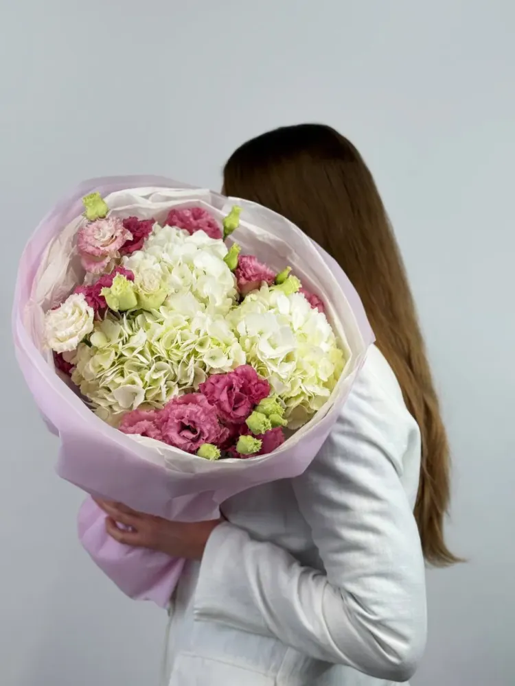 Lush cream hydrangea and pink carnation bouquet with lime hypericum — Floritta