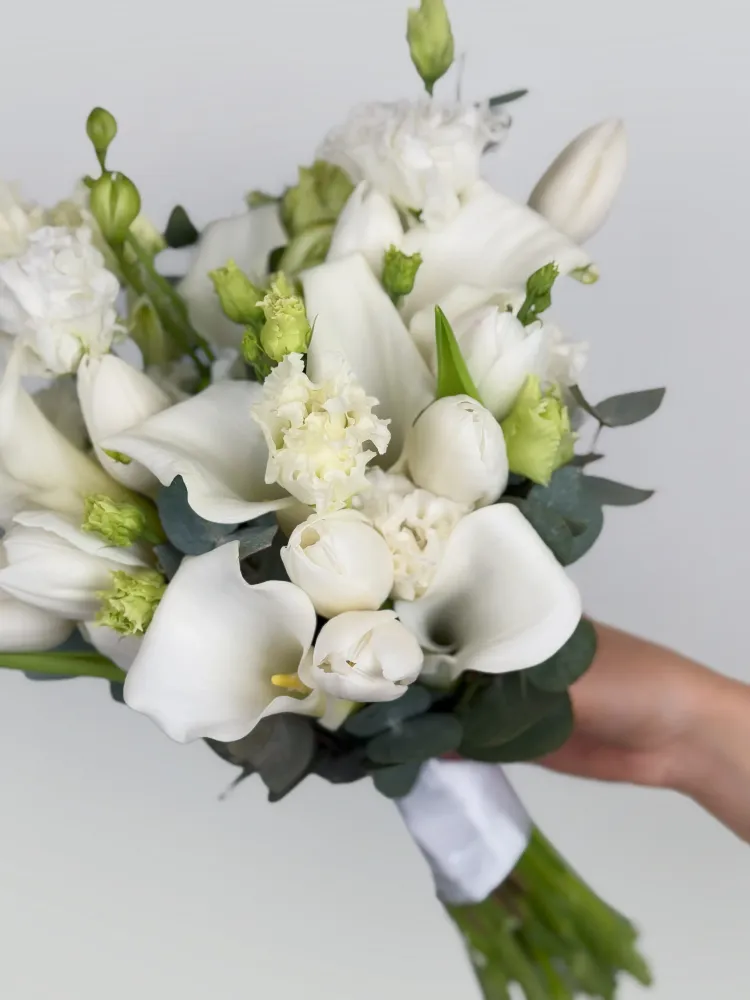 Luxurious white calla lily, lisianthus and astilbe bridal bouquet — Floritta