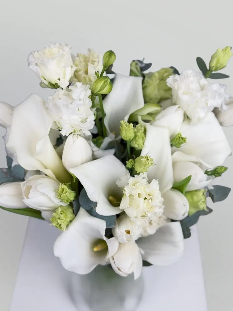 Timeless white bridal bouquet