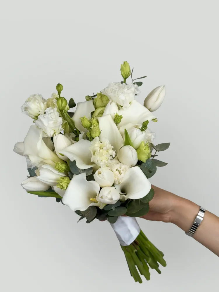 Romantic cream calla lily, lisianthus and astilbe wedding flowers — Floritta