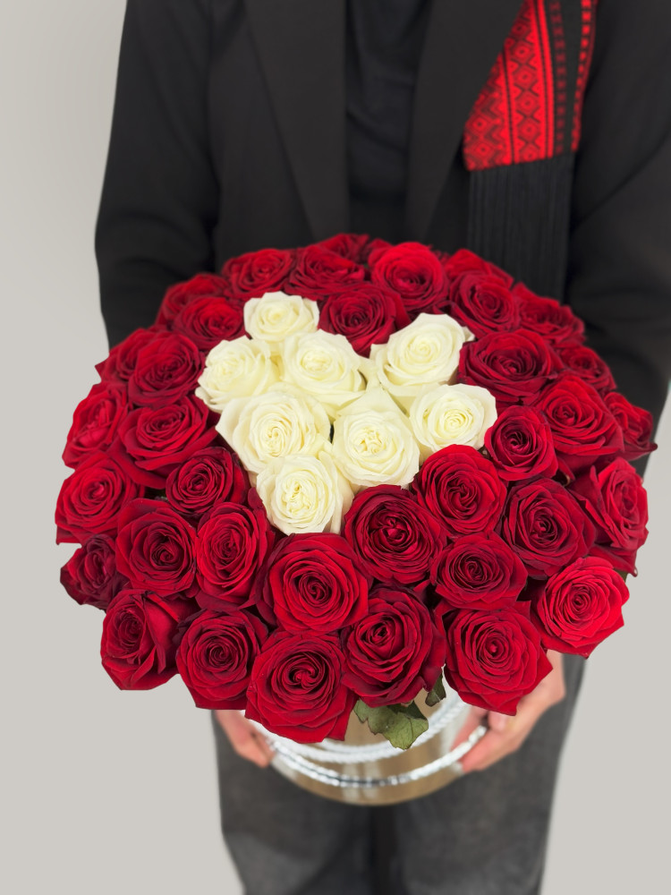 Luxe bouquet of red and cream roses in ceramic vase — Floritta