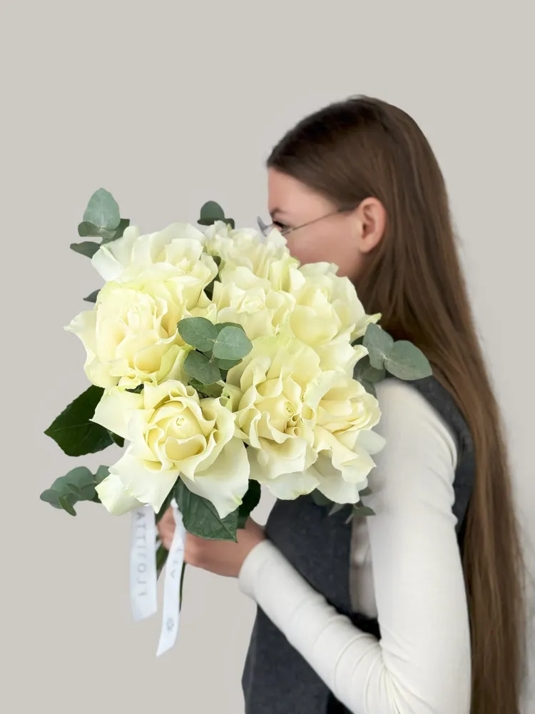Luxurious cream and pale yellow roses with eucalyptus, hand-tied — Floritta