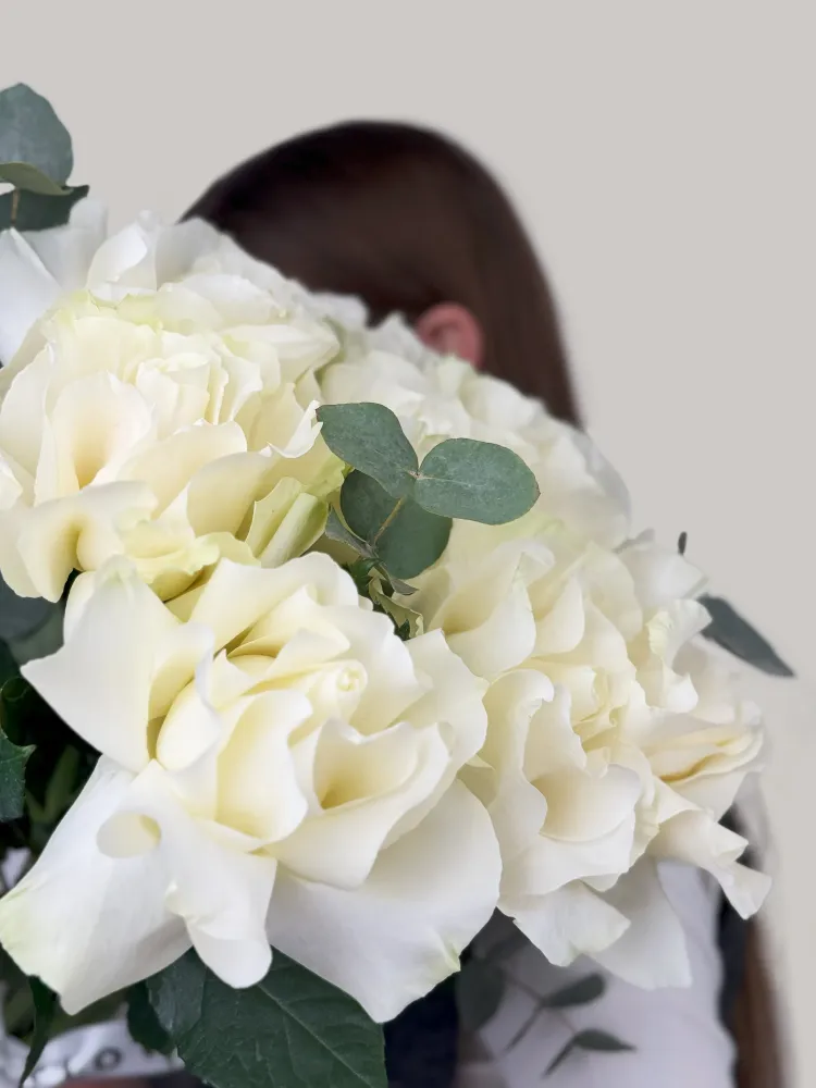 Full cream rose and carnation bouquet with eucalyptus greenery — Floritta