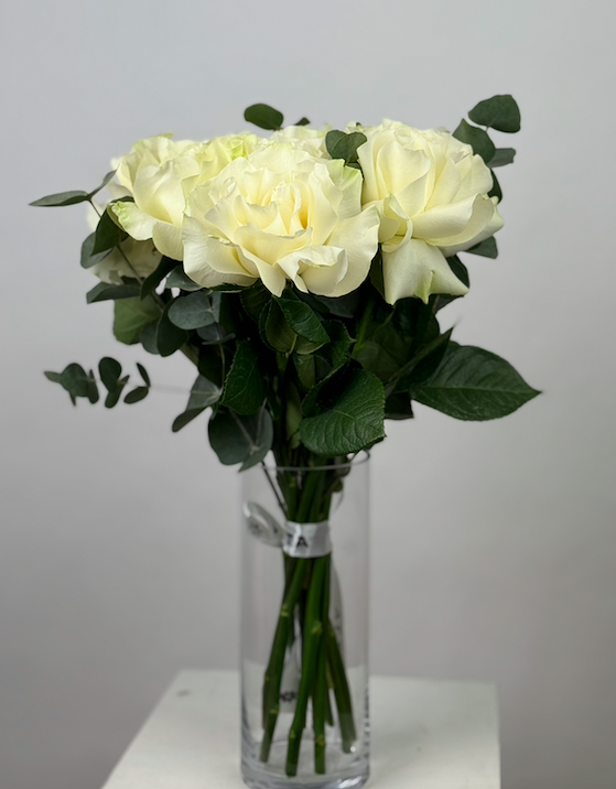 Cream roses with eucalyptus in clear glass vase — Floritta